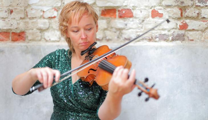 Christy Collet speelt viool