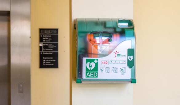 AED-toestel in de Bib Leuven Tweebronnen