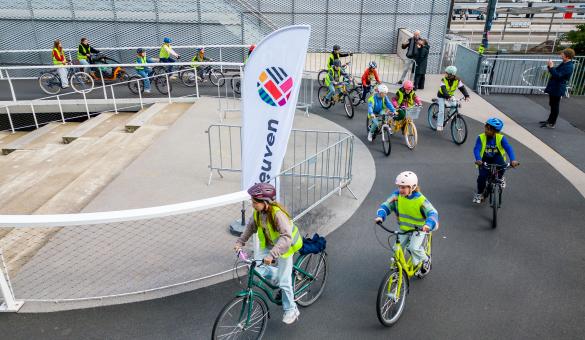 Bijna 1.000 Leuvense leerlingen fietsen op WK gravelparcours 