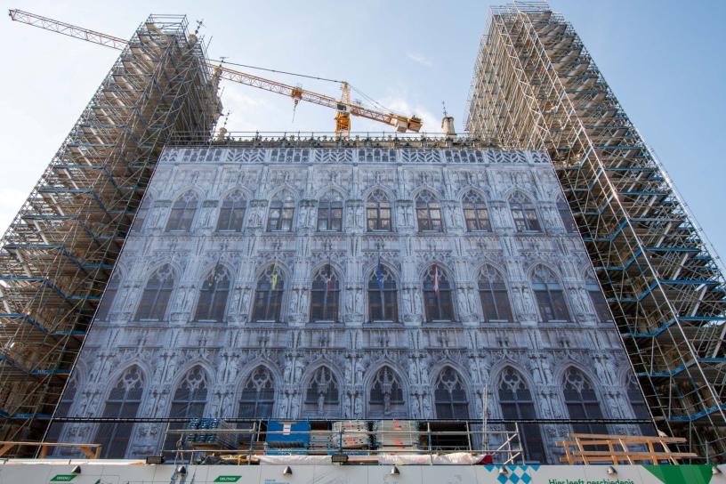 Werfdoek aan de gevel van het stadshuis