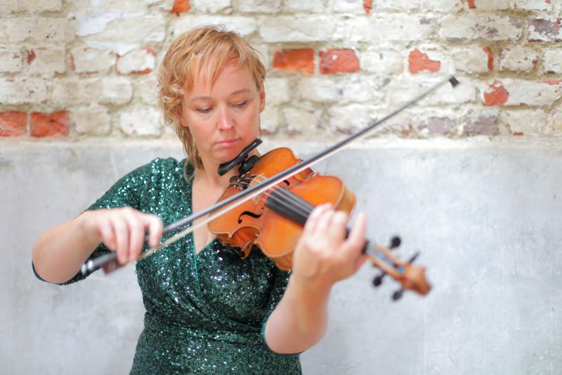 Christy Collet speelt viool