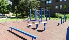 Toestellen calisthenics op speelterrein De Bruul
