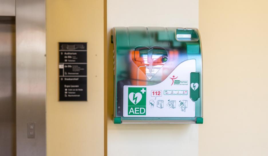 AED-toestel in de Bib Leuven Tweebronnen