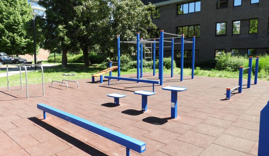 Toestellen calisthenics op speelterrein De Bruul